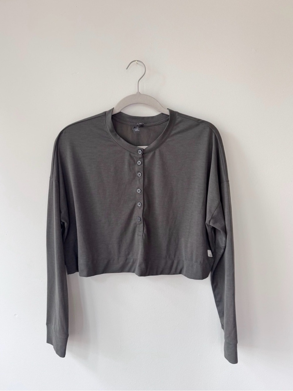 Vuori Cropped Henley Long Sleeve Top in Oregano Green, women’s size medium